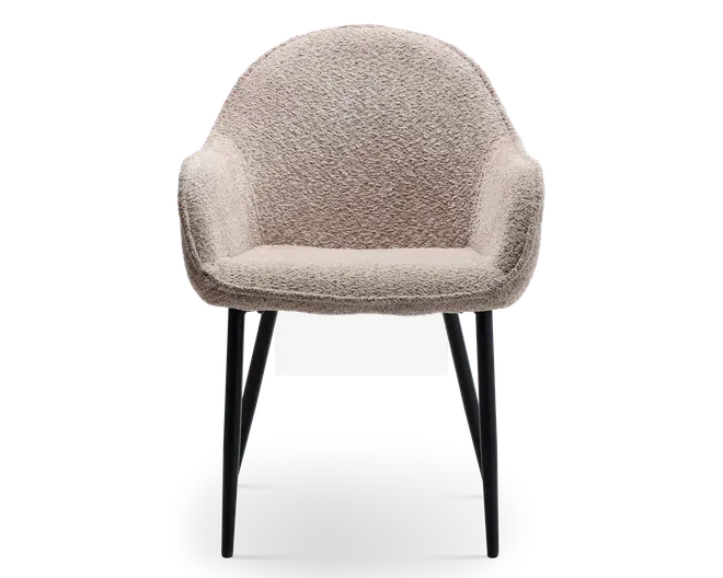 En moderne lænestol med rund ryg og integrerede armlæn, polstret med et blødt, tekstureret beige stof. Sædet er tykt polstret for ekstra komfort. Stolen står på fire slanke, let skråtstillede sorte metalben, hvilket giver et elegant og moderne udtryk.