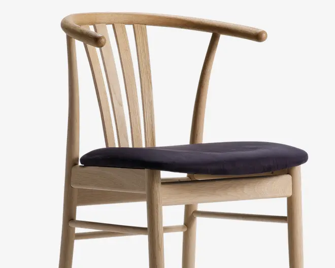 Spisebordsstol i massiv eg