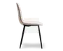 Sidebillede af en moderne stol med let buet, polstret ryg og sæde betrukket med et lyst beige stof. Stolen har slanke, skråtstillede sorte metalben, der giver et minimalistisk og moderne udtryk. Sæde og ryg er sømløst forbundet og giver ergonomisk støtte.