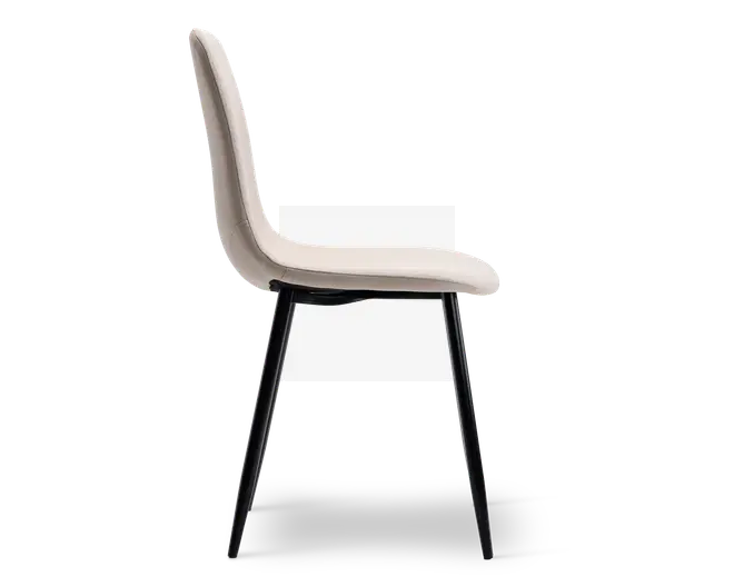 Sidebillede af en moderne stol med let buet, polstret ryg og sæde betrukket med et lyst beige stof. Stolen har slanke, skråtstillede sorte metalben, der giver et minimalistisk og moderne udtryk. Sæde og ryg er sømløst forbundet og giver ergonomisk støtte.