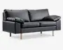 En moderne to-personers sofa betrukket med glat sort læder og udstyret med bløde, fyldige ryg- og sædehynder for ekstra komfort. Sofaen har brede, polstrede armlæn og står på fire lyse træben, hvilket giver et stilrent og minimalistisk udtryk.