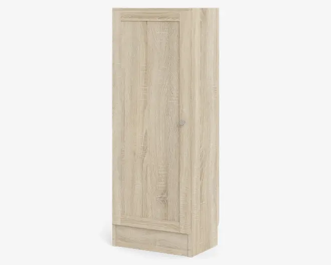 Høj, rektangulær opbevaringsenhed med én låge, udført i lyst egetræslook. Lågen har et diskret lodret paneldesign og et lille rundt metalhåndtag. Enheden har et enkelt, moderne udseende med rene linjer og en flad bund.