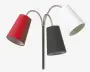 En moderne lampe med tre justerbare arme, der hver har en kegleformet lampeskærm. Lampeskærmene er farvet rød, sort og hvid. Armene er lavet af fleksibelt, metallisk materiale, så de kan rettes i forskellige retninger. Lampen har en slank, sort centralstang.