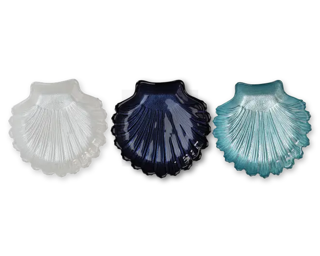 Sæt med tre skålformede fade i glas, hver med en rillet, tekstureret overflade, der efterligner en kammuslingskal. Sættet indeholder én skål i gennemsigtig hvid, én i mørkeblå og én i lyseblå/aquafarvet. Hver skål har en blank overflade og let hævede kanter, velegnet til servering af småting eller som dekorative elementer.