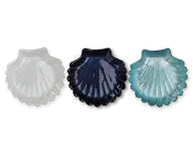 Sæt med tre skålformede fade i glas, hver med en rillet, tekstureret overflade, der efterligner en kammuslingskal. Sættet indeholder én skål i gennemsigtig hvid, én i mørkeblå og én i lyseblå/aquafarvet. Hver skål har en blank overflade og let hævede kanter, velegnet til servering af småting eller som dekorative elementer.