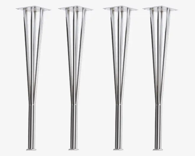 Sæt med fire moderne, polerede metalbordben med et slankt, konisk design. Hvert ben består af fire smalle stænger, der samles i bunden og spreder sig ud foroven, hvilket giver både stabilitet og et moderne udtryk. Benene har monteringsplader i begge ender for sikker fastgørelse til møbler.