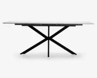 Rektangulært bord med en glat, hvid bordplade og et moderne sort metalstel med krydsformet X-design for stabilitet og stil. Bordet har rene linjer og et minimalistisk udtryk, der passer til moderne indretning.