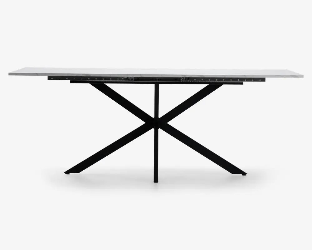 Rektangulært bord med en glat, hvid bordplade og et moderne sort metalstel med krydsformet X-design for stabilitet og stil. Bordet har rene linjer og et minimalistisk udtryk, der passer til moderne indretning.