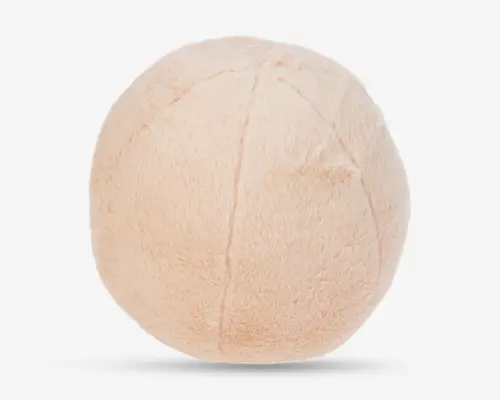Rund, plysbold med en blød, lysebeige overflade af kunstpels. Overfladen er glat og luftig med synlige syede sømme, der deler bolden i segmenter. Materialet virker blødt og behageligt at røre ved, velegnet til at kramme eller blid leg.