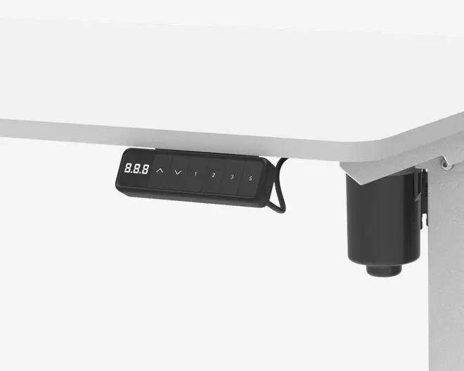 Nærbillede af et skrivebordshjørne med et elektronisk kontrolpanel monteret under bordpladen. Panelet har et digitalt display, op- og ned-pilknapper til justering af højden samt nummererede forvalgsknapper til at gemme foretrukne højder. Bordbenet har en synlig motoriseret mekanisme for jævn højdejustering.