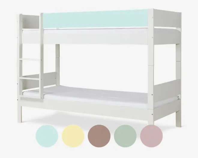 Solid køjeseng med et enkelt, minimalistisk design og glat hvid finish. Har en indbygget stige i venstre side for nem adgang til overkøjen. Sengen har høje sengeheste på overkøjen for ekstra sikkerhed. Billedet viser også fem farveprøver under sengen, hvilket indikerer tilgængelige farvevalg: lyseblå, lysegul, taupe, salviegrøn og lyserød.