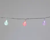 En lyskæde med små, runde pærer, der har en tekstureret, krakeleret overflade. Pærerne lyser i forskellige farver, herunder grøn, rød og lilla, og er jævnt fordelt langs en tynd, snoet ledning. Designet giver et festligt og moderne udtryk, velegnet til dekoration både inde og ude.