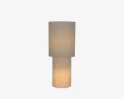 En moderne cylindrisk lampe i to niveauer med en større struktureret råhvid skærm øverst og en mindre varm beige, oplyst sektion nederst.