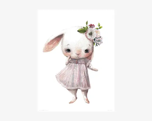 Illustration af en sød hvid kanin med store ører, iført en lyserød, plisseret kjole med blondekant og knapper foran. Kaninen har et blidt udtryk med røde kinder og bærer en blomsterkrans med hvide og lyserøde blomster samt grønne blade på hovedet.