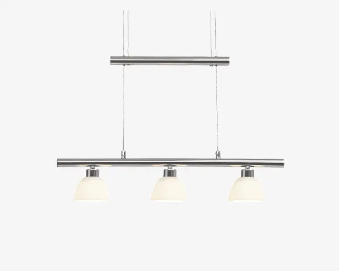 Moderne loftlampe med tre jævnt fordelte, nedadrettede lampeskærme i mat glas. Lampen har en slank, poleret kromramme med rene, lige linjer og to parallelle stænger, der forbinder basen med loftbeslaget, hvilket giver et stilrent og minimalistisk udtryk.