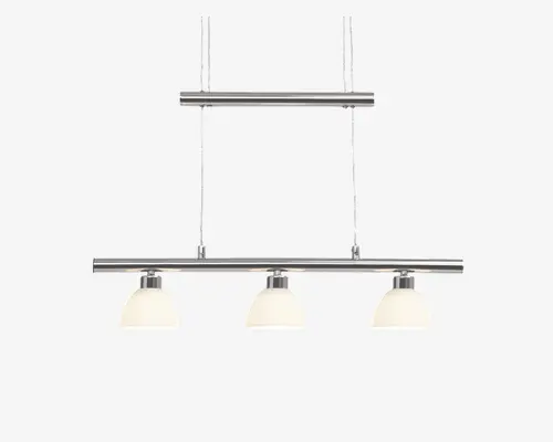 Moderne loftlampe med tre jævnt fordelte, nedadrettede lampeskærme i mat glas. Lampen har en slank, poleret kromramme med rene, lige linjer og to parallelle stænger, der forbinder basen med loftbeslaget, hvilket giver et stilrent og minimalistisk udtryk.