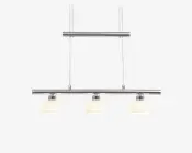 Moderne loftlampe med tre jævnt fordelte, nedadrettede lampeskærme i mat glas. Lampen har en slank, poleret kromramme med rene, lige linjer og to parallelle stænger, der forbinder basen med loftbeslaget, hvilket giver et stilrent og minimalistisk udtryk.