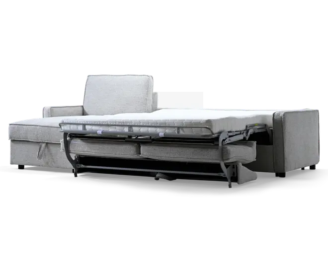 Lysegrå polstret sofa med udtrækkelig madras, synlig sort metalstøtteramme samt rektangulære armlæn og ryghynde.