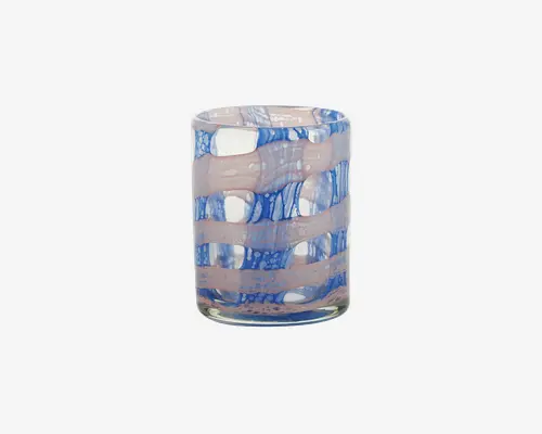 Et cylindrisk glas med et unikt mundblæst design, der har skiftevis horisontale bånd i gennemsigtig lyserød og livlig blå. De blå områder har et marmoreret, netlignende mønster, som giver tekstur og visuel interesse. Glasset har en glat, blank overflade og en tyk, klar bund for stabilitet.