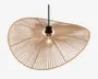 Loftlampe med en stor, asymmetrisk skærm lavet af tynde, jævnt fordelte rattanpinde, der stråler ud fra en central sort fatning. Det åbne design lader lyset passere igennem og skaber en varm og luftig stemning. Skærmen har en unik, organisk form, som giver et moderne og kunstnerisk udtryk til rummet.