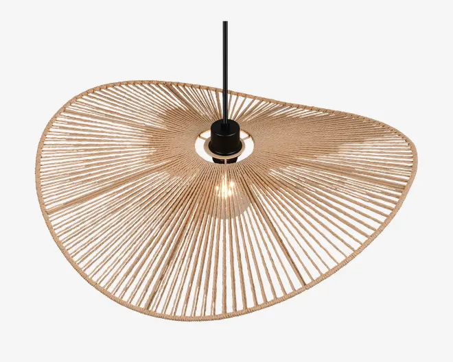 Loftlampe med en stor, asymmetrisk skærm lavet af tynde, jævnt fordelte rattanpinde, der stråler ud fra en central sort fatning. Det åbne design lader lyset passere igennem og skaber en varm og luftig stemning. Skærmen har en unik, organisk form, som giver et moderne og kunstnerisk udtryk til rummet.