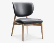 Stol med bred, buet ryglæn og tykt, polstret sæde, begge betrukket med glat sort læder eller læderlignende materiale. Stellet og benene er lavet af lyst træ med en naturlig finish og let skrånende design for stabilitet. Stilen er moderne og minimalistisk, hvilket giver både komfort og et stilrent udtryk.