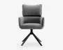 En moderne stol med høj, rektangulær ryg og en tyk, polstret sædehynde, begge betrukket med et gråt tekstil med struktur. Stolen har let buede armlæn og står på en sort, firebenet metalbase, hvor benene er vinklet udad for stabilitet. Designet er stilrent og nutidigt, velegnet til både kontor og hjem.