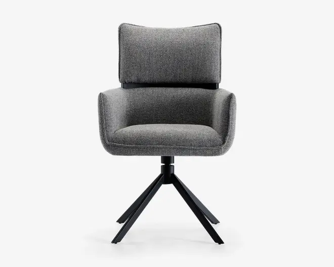 En moderne stol med høj, rektangulær ryg og en tyk, polstret sædehynde, begge betrukket med et gråt tekstil med struktur. Stolen har let buede armlæn og står på en sort, firebenet metalbase, hvor benene er vinklet udad for stabilitet. Designet er stilrent og nutidigt, velegnet til både kontor og hjem.