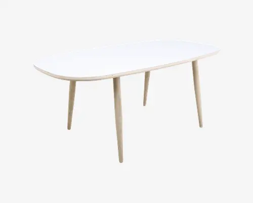 Rektangulært bord med afrundede hjørner, glat hvid bordplade og fire let skrå, lyse træben. Designet er minimalistisk og moderne med rene linjer og en slank profil, velegnet til nutidige indretninger.