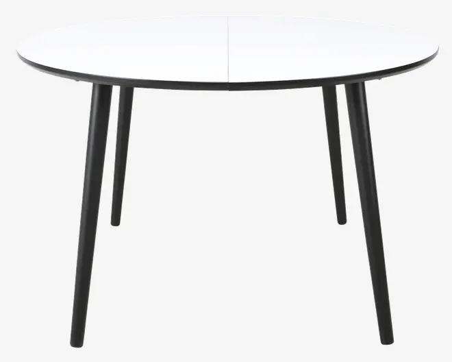 Et rundt bord med en glat, hvid bordplade og fire slanke, skråtstillede sorte ben. Bordpladen har en diskret samling i midten, hvilket antyder, at det muligvis kan udvides. Designet er minimalistisk og moderne med rene linjer og en tynd profil.