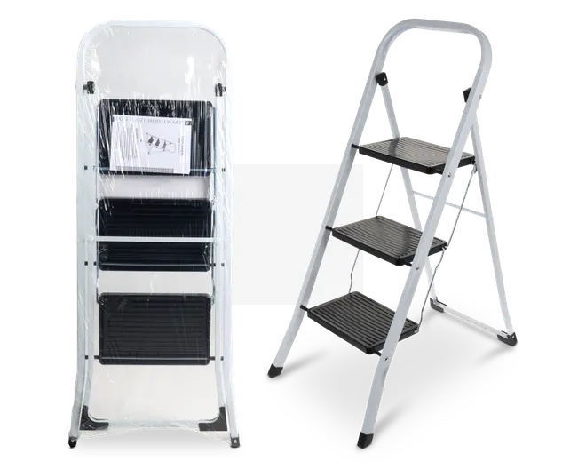 En tretrins foldestige med en robust hvid metalramme og brede, skridsikre sorte trin. Stigen vises både sammenfoldet til opbevaring, indpakket i beskyttende plast, og helt udfoldet til brug. Trinene har en rillet overflade for ekstra greb, og fødderne er udstyret med sorte gummidutter for stabilitet og beskyttelse af gulvet. En brugsanvisning er synlig i den sammenfoldede version.