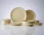 Et sæt matchende keramikservice i cremefarvet med blank overflade og diskrete mørke kanter på tallerkener og skåle. Sættet indeholder to store middagstallerkener, to mindre sidetallerkener, to skåle i forskellige størrelser, to krus og to små dip-skåle. Designet er minimalistisk og moderne med bløde, afrundede kanter og ensartet farve.