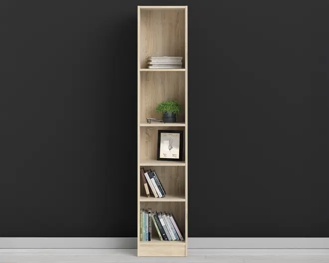 Høj, smal reol lavet af lyst træ med fem åbne hylder. Hylderne viser forskellige genstande: øverste hylde har en stak bøger, anden hylde har en lille potteplante og et par briller, tredje hylde har en indrammet minimalistisk stregtegning, og de nederste to hylder indeholder flere bøger, der står oprejst og ligger skråt. Reolen har et enkelt, moderne design med rene linjer og en naturlig træfinish.