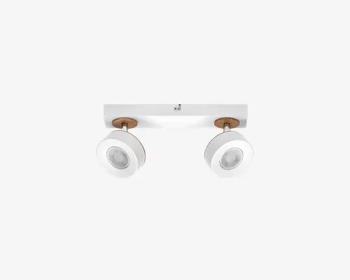 Moderne loftlampe med to justerbare, runde spotlys i hvid finish. Hver spot er monteret på en messingfarvet base, som er fastgjort til en rektangulær, hvid loftplade. Designet giver mulighed for retningsbestemt belysning og egner sig godt til accent- eller arbejdsbelysning i moderne indretninger.