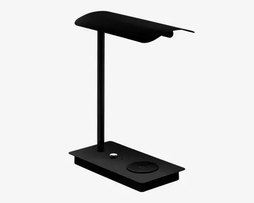 Elegant, moderne sort skrivebordslampe med rektangulær base og en slank, lodret stander. Lampens hoved er aflangt og let buet, hvilket giver et bredt lysfelt. Basen har en enkelt metallisk knap til betjening samt en integreret trådløs opladningsplade, markeret med et cirkelsymbol. Designet er minimalistisk og funktionelt, velegnet til moderne arbejdsområder.