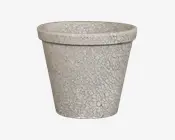 En rund, konisk potte med bred kant foroven. Overfladen har en karakteristisk krakeleret, tekstureret finish i en lys beige eller offwhite farve, hvilket giver den et rustikt og patineret udseende.