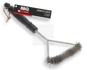 En rengøringsbørste med et langt, sort, ergonomisk formet håndtag og en læderstrop til ophængning. Børstehovedet er lavet af snoet metaltråd med tætte, stive børster, der er formet som en trekant, hvilket gør den effektiv til at skrubbe og nå ind i hjørner.