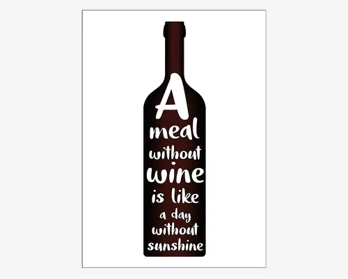 Plakaten viser en silhuet af en vinflaske med teksten 'A meal without wine is like a day without sunshine' skrevet med legende hvide bogstaver. Baggrunden er helt hvid, hvilket får den mørke flaske og teksten til at træde tydeligt frem. Designet er enkelt og moderne, velegnet til køkken eller spisestue.