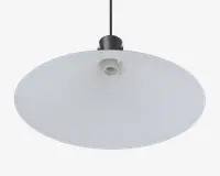 Et moderne pendellampe-armatur med en bred, flad, cirkulær hvid skærm med en glat mat overflade. Skærmen er fastgjort til en sort metalfatning og en sort ledning, og pærefatningen er placeret centralt og synlig for nem montering af pæren. Det minimalistiske design giver et rent og moderne udtryk, der passer til mange forskellige indretninger.