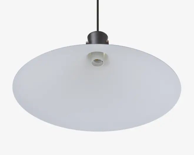Et moderne pendellampe-armatur med en bred, flad, cirkulær hvid skærm med en glat mat overflade. Skærmen er fastgjort til en sort metalfatning og en sort ledning, og pærefatningen er placeret centralt og synlig for nem montering af pæren. Det minimalistiske design giver et rent og moderne udtryk, der passer til mange forskellige indretninger.