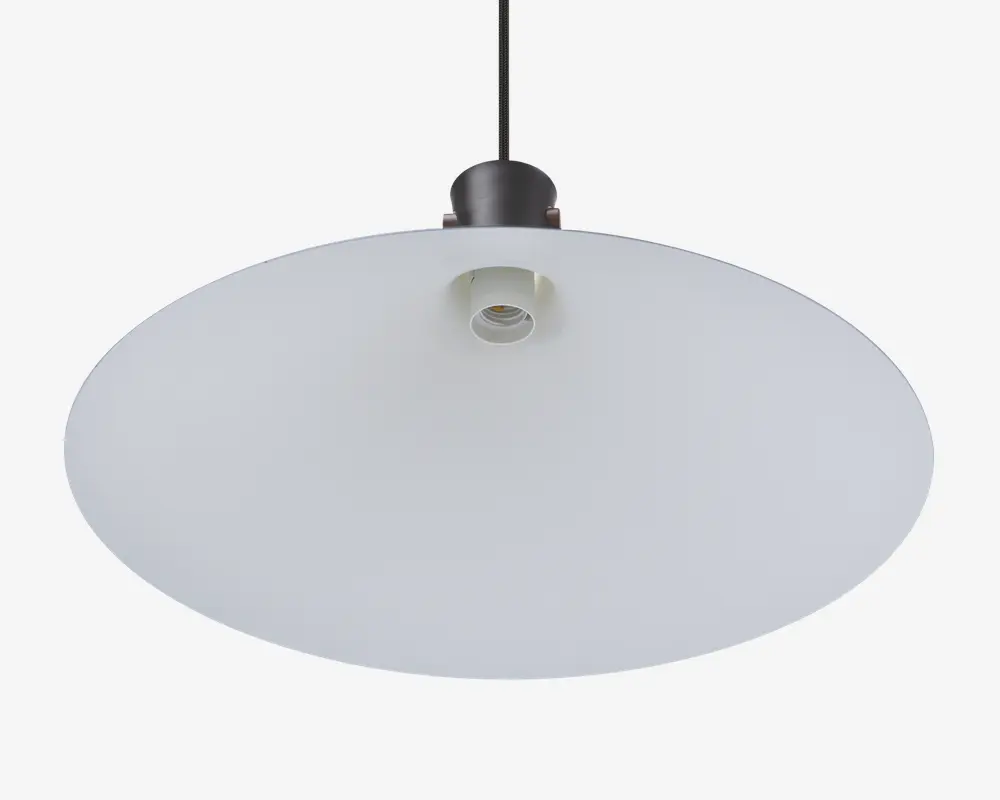 Et moderne pendellampe-armatur med en bred, flad, cirkulær hvid skærm med en glat mat overflade. Skærmen er fastgjort til en sort metalfatning og en sort ledning, og pærefatningen er placeret centralt og synlig for nem montering af pæren. Det minimalistiske design giver et rent og moderne udtryk, der passer til mange forskellige indretninger.