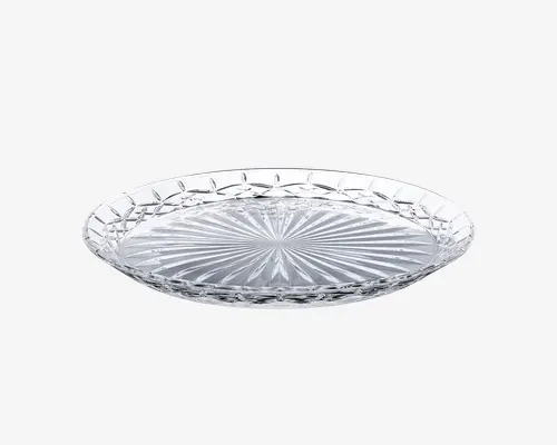 Klar glasplade med dekorativt, facetslebet mønster. Bunden har et stjernemønster, der stråler ud fra midten, og kanten er udsmykket med et geometrisk, diamantlignende motiv. Tallerkenen har en let hævet kant, hvilket giver et elegant og klassisk udtryk.