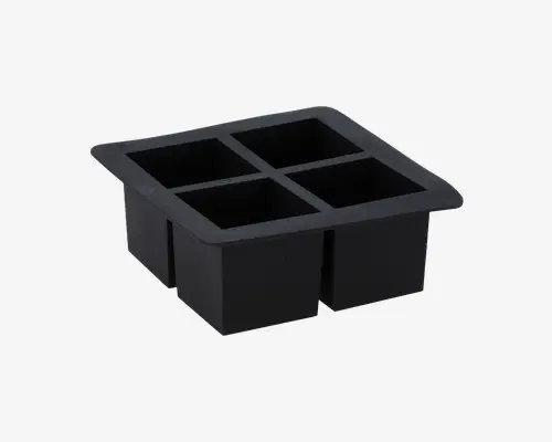 Sort silikoneform med fire store, firkantede rum, designet til at lave ekstra store isterninger. Det fleksible materiale gør det nemt at tage isen ud, og de dybe rum skaber tykke, langsomt smeltende isterninger, der er ideelle til at køle drikkevarer uden at fortynde dem hurtigt.