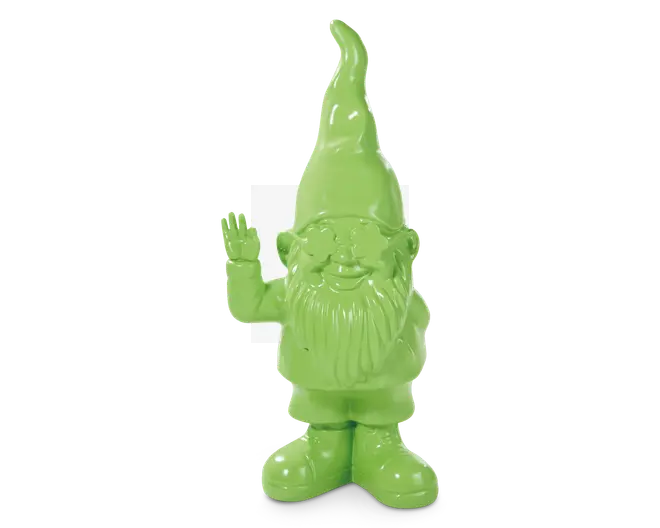 En lys grøn figur formet som en glad nisse med en lang, spids hat, busket skæg og rund næse. Nissen står oprejst, smiler og løfter den ene hånd i en venlig hilsen. Overfladen er glat og blank, hvilket giver figuren et moderne og legende udtryk.