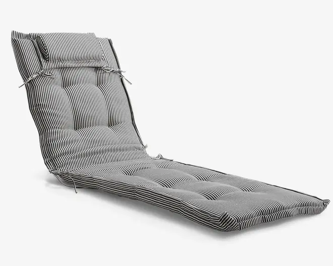 Hyndefyld med sort-hvidt lodret stribemønster, designet til en liggestol. Den har en tyk, kviltet konstruktion for ekstra komfort med jævnt fordelte, knap-lignende fordybninger. Hynden har en fastgjort hovedpude og stofsnore i siderne til fastgørelse på stolen. Materialet virker blødt og slidstærkt, velegnet til både udendørs og indendørs brug.