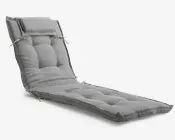 Hyndefyld med sort-hvidt lodret stribemønster, designet til en liggestol. Den har en tyk, kviltet konstruktion for ekstra komfort med jævnt fordelte, knap-lignende fordybninger. Hynden har en fastgjort hovedpude og stofsnore i siderne til fastgørelse på stolen. Materialet virker blødt og slidstærkt, velegnet til både udendørs og indendørs brug.