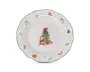 Rund porcelænstallerken med et festligt julemotiv. Midten viser en bamse med nissehue, der sidder foran et pyntet juletræ med rød sløjfe og flere indpakkede gaver. Tallerkenens kant er dekoreret med små illustrationer som en sukkerstok, honningkagemand, julesok, kogler, kristtorn, tekande og stjerner. Tallerkenens rand har en diskret grøn kant.