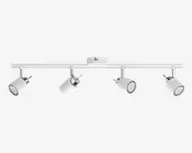 Moderne loftmonteret skinnebelysning med fire justerbare cylindriske spotlys i mat hvid finish og kromdetaljer. Spotlysene kan drejes individuelt for at belyse bestemte områder. Lampen er monteret på en lige, vandret stang med en central monteringsplade til installation.