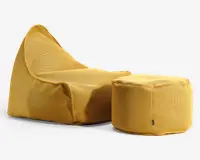 En gul sækkestol med en matchende rund skammel. Stoffet har en tekstureret, netlignende overflade, og stolen har en skrånende ryg for behagelig afslapning. Skamlen er cylindrisk og har forstærkede sømme for holdbarhed. Begge dele har en afslappet, uformel form og er designet til komfort og støtte.