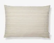 Rektangulær pude med beige og hvide vandrette striber. Stoffet ser blødt og tekstureret ud, med diskrete variationer i stribernes tykkelse. Puden har pænt afsluttede kanter og et lille stofmærke på den ene side, som angiver mærke eller vaskeanvisninger.
